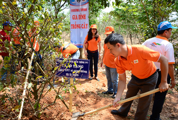 Tại ngày hội trồng cây do Hội liên hiệp Thanh niên Việt Nam phát động, FPT sẽ cùng chung tay trồng mới hàng trăm cây phượng vĩ nhằm góp phần nâng cao ý thức giữ gìn mảng xanh, bảo vệ môi trường.