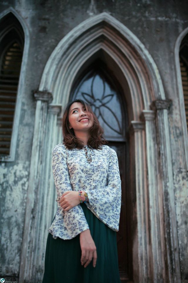 <p class="Normal"> Vốn lãng mạn và khá bay bổng nên bộ váy Luyến chọn cũng thể hiện điều đó. Cô nàng sinh năm 1993 rất chuộng sự nhẹ nhàng của những chiếc váy xòe hoặc áo hoa nhí vì nó mang lại sự nữ tính và gợi cảm riêng.</p>