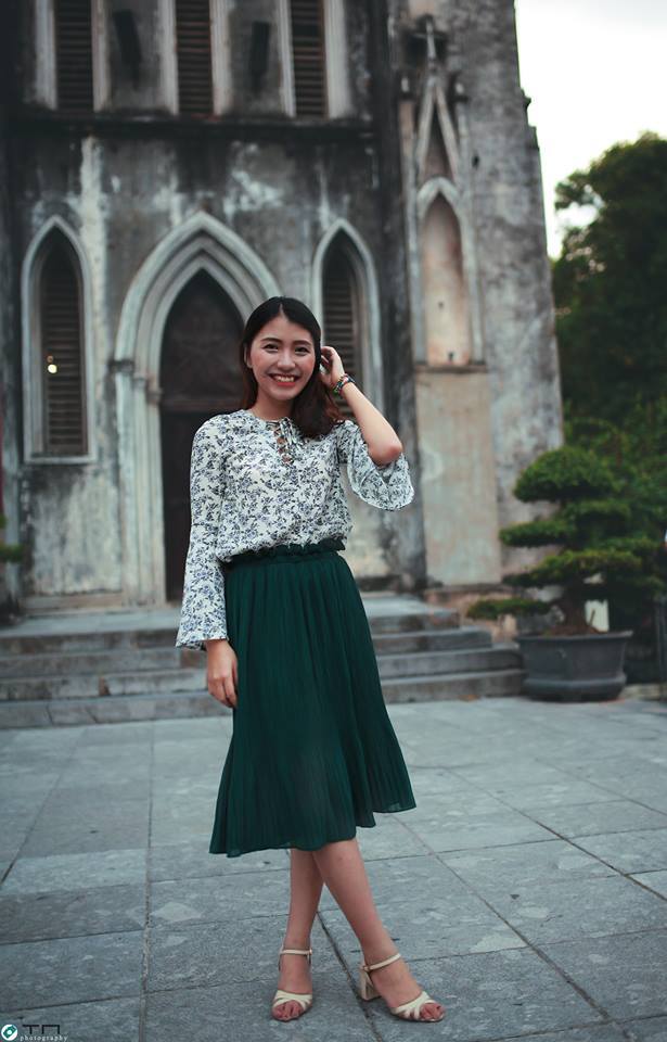 <p class="Normal"> Ít người biết, trước đó cô từng tốt nghiệp Học viện Báo chí Tuyên truyền và có khả năng làm thơ. </p>