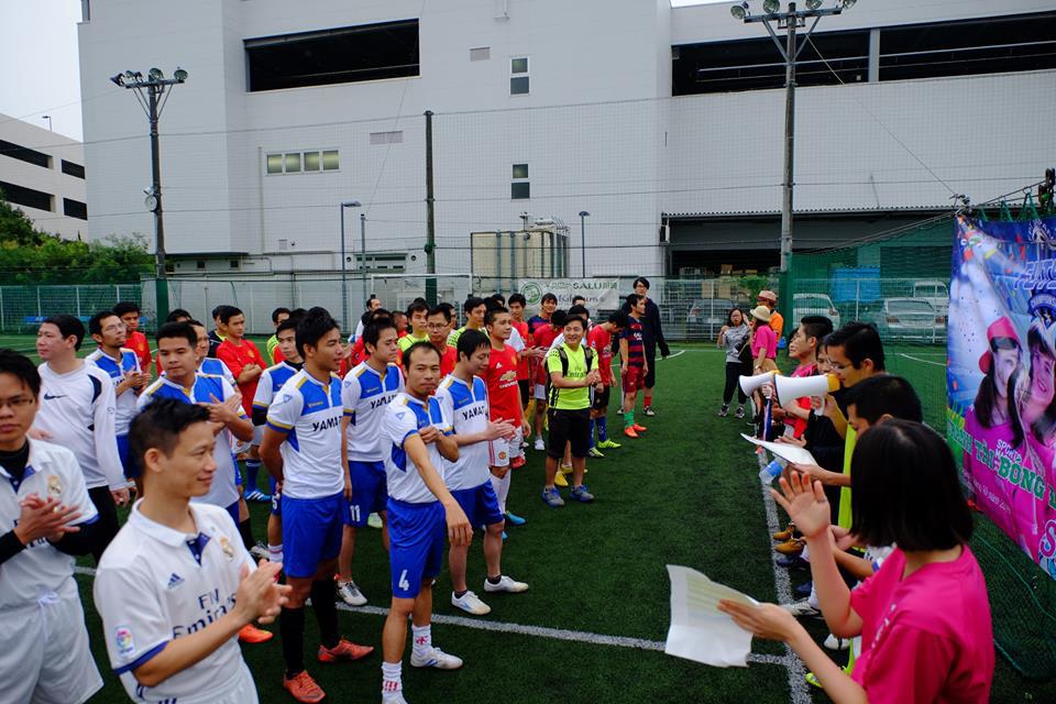 <p> Giải bóng đá truyền thống FPT Japan diễn ra ngày 8/10 tại sân Kawasakia đã để lại nhiều dư âm, bất ngờ. Futsal năm nay có tới 16 đội bóng tham dự, đến từ khách hàng và chương trình 10.000 Kỹ sư cầu nối. Các đội được chia làm 4 bảng, thi đấu vòng tròn tính điểm để tìm kiếm nhà vô địch. </p>