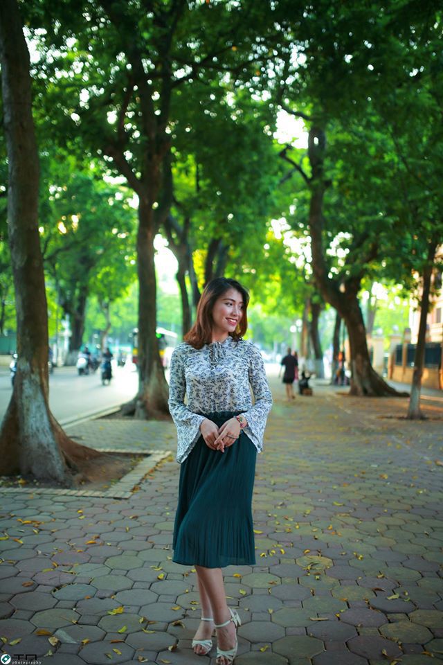 <p class="Normal"> Có sở thích chụp ảnh nên khi trời mới chớm thu, Luyến đã được bạn bè rủ rê đi “chụp lá vàng” ở đường Phan Đình Phùng, Hà Nội. </p>