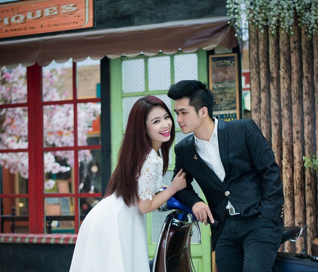 Ca Sĩ Dương Hoang Yến Va Vũ Ha Anh Ngồi Ghế Nong Shining Like A