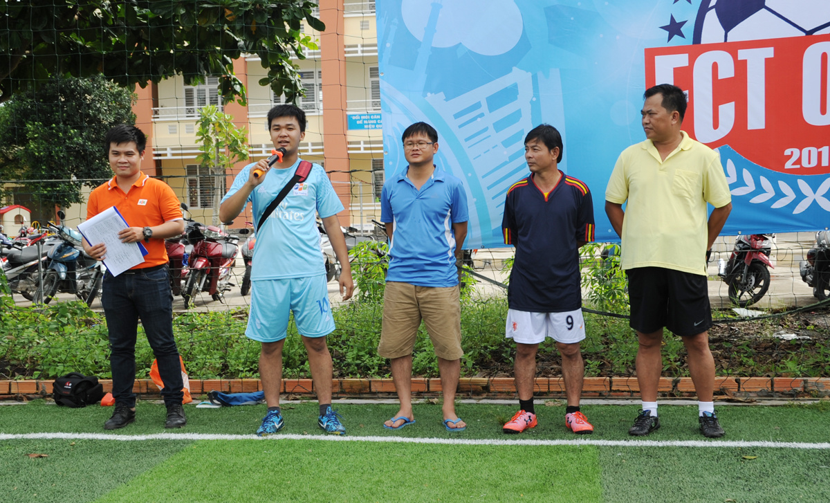 <p> Võ Nhật Huy (thứ hai từ trái qua), FPT Trading Mekong, đại diện các cầu thủ tuyên thệ thi đấu trung thực, hết mình với tinh thần thể thao cao thượng.</p>