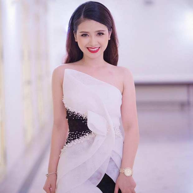 Ca Sĩ Dương Hoang Yến Va Vũ Ha Anh Ngồi Ghế Nong Shining Like A