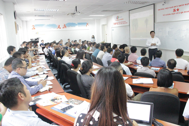 Chương trình do Chủ tịch FPT Software Hoàng Nam Tiến làm diễn giả, thu hút hơn 100 nhà quản lý và cán bộ kinh doanh đến từ nhiều doanh nghiệp tham dự.