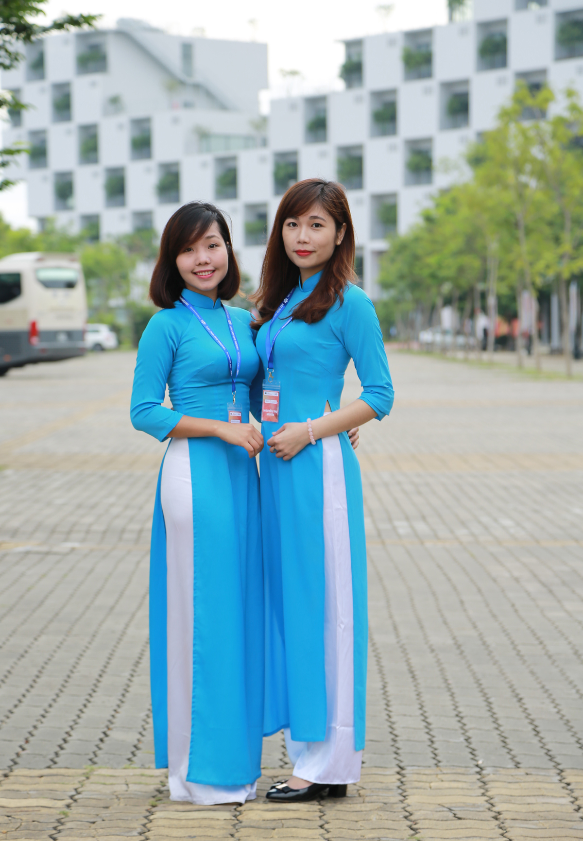 <p> Nguyễn Thị Thu (trái) và Nguyễn Thị Thu Huyền (phải), cán bộ phòng Tuyển sinh, nở nụ cười tươi tắn khi đứng trong khuôn viên đẹp của ĐH FPT.</p>
