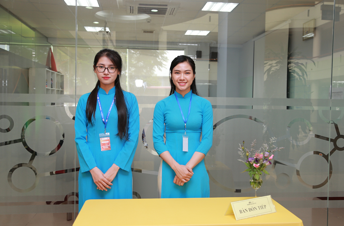 <p> Nữ sinh viên Phạm Hoàng Thu Uyên, ngành Quản trị kinh doanh, khóa 11 (trái) làm duyên với cặp kính cận khoe đường nét thanh tú trên gương mặt. </p>