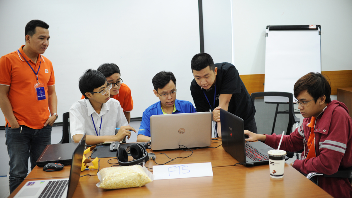 <p> Mentor Trần Minh Dũng (áo đen, FPT Telecom) và chuyên gia công nghệ Nguyễn Văn Tình (bên trái, FPT Online), kiểm tra, giám sát đội FTS trước khi bắt đầu phần thi.</p>