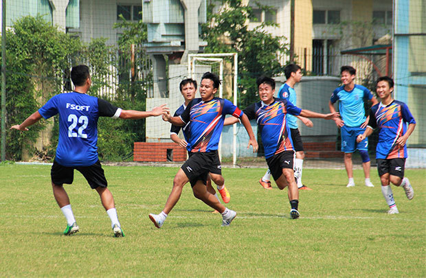<p class="Normal"> Tuy nhiên, FPT Software với là đội dẫn bàn trước do công của đội trưởng Nguyễn Văn Trung. Các cầu thủ tràn lên ăn mừng chiến thắng - một bàn thắng hết sức có ý nghĩa để khai thông thế bế tắc về tâm lý.</p>