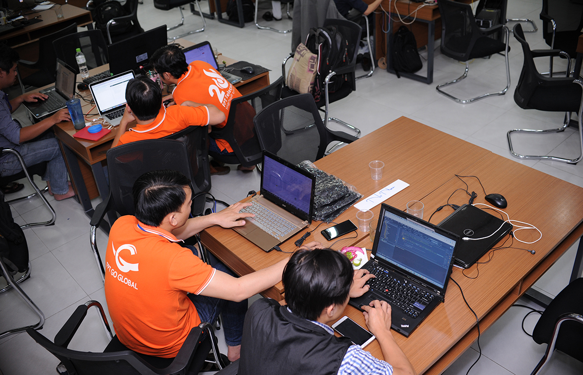 <p class="Normal"> Sáng 16/10, các đội các gấp rút hoàn thành sản phẩm để bắt đầu trình bày lúc 12h.</p> <p class="Normal"> Truyền hình FPT sẽ tường thuật trực tiếp phần thi demo của các đội với Ban giám khảo Hackathon tại hai điểm cầu FPT Tân Thuận (TP HCM) và F-Ville (Hòa Lạc, Hà Nội).</p> <p class="Normal"> Đại diện Ban tổ chức cho biết, khi thi qua cầu truyền hình trực tiếp, 5 giám khảo (ba ở HN và hai ở Sài Gòn) sẽ cùng chấm cả 18 đội thi và lần lượt từng đội có 15 phút trình bày.</p>