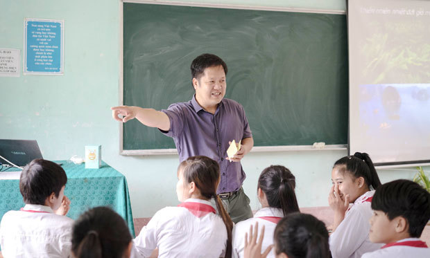 <p class="Normal"> Tại trường, TS Đàm Quang Minh đã dạy một tiết Lịch sử cho các em học sinh lớp 9B. Giờ dạy với phương pháp mới lạ của Hiệu trưởng ĐH FPT đã thu hút sự chú ý của các em học sinh và sự quan tâm đặc biệt của cán bộ, giáo viên trường Cao Bồ.</p>