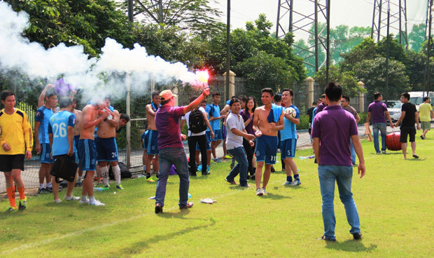 Cổ động viên đốt pháo sáng của TP Bank đã phải nhận mức "kỷ luật" của Ban tổ chức FPT Cup.
