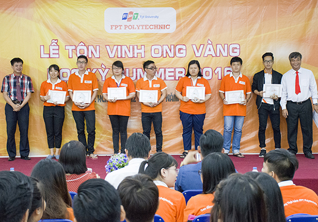 Ông Huỳnh Văn Bảy – Trưởng Ban đào tạo Cao đẳng thực hành FPT Polytechnic, Giám đốc cơ sở Hồ Chí Minh trao giấy khen và phần thưởng cho các sinh viên xuất sắc của kỳ học.