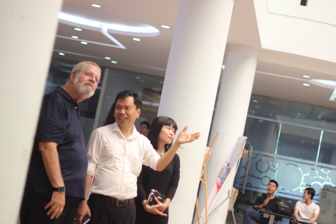 <p> Giáo sư Paul Schneiderman tỏ ra thích thú với kiến trúc độc đáo của tòa nhà Alpha - công trình từng đạt giải Giáo dục tương lai tại Festival Kiến trúc thế giới tổ chức ở Singapore vào tháng 10/2014 và không gian đẹp của cơ sở Hòa Lạc.</p>