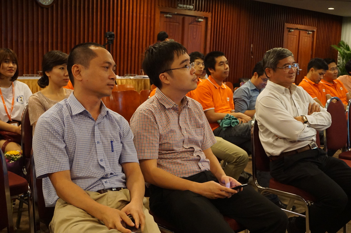 <p> Lễ vinh danh cán bộ công nghệ tại Hà Nội đã diễn ra vào chiều nay, ngày 19/10 với sự tham gia của TGĐ FPT Bùi Quang Ngọc cùng đại diện lãnh đạo các đơn vị thành viên, như Giám đốc Chất lượng kiêm GĐ CNTT FPT Software Đỗ Văn Khắc, Phó TGĐ FPT Telecom Hoàng Trung Kiên và Phó TGĐ FPT IS Nguyễn Hoàng Minh. Chương trình nhận được sự tham gia của gần 30 CBNV và chuyên gia công nghệ.</p> <p> <span style="color:rgb(0,0,0);">Trong tổng số 35 cán bộ được phong hạng, có 17 người tại Hà Nội, 15 người ở TP HCM, 2 cán bộ của FPT Japan và một người của FPT Slovakia. </span></p>