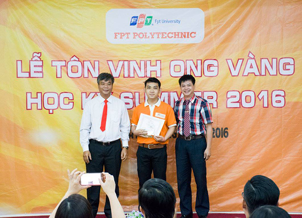 Sinh viên Nguyễn Văn Lâu (đứng giữa) được trao danh hiệu "Ong vàng Poly" trong Lễ tôn vinh sinh viên xuất sắc học kỳ Summer 2016 tại trường Cao đằng FPT Polytechnic HCM. Ảnh: FPT Polytechnic.