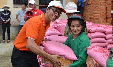 Hàng cứu trợ FPT về với bà con vùng lũ Quảng Bình