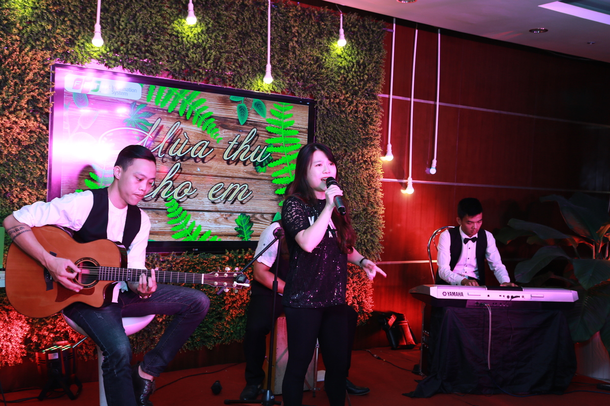 <p> Sở hữu gương mặt như búp bê, Nguyễn Thị Thanh Hương bước ra sân khấu với ca khúc tươi vui "Thu tình yêu".</p>