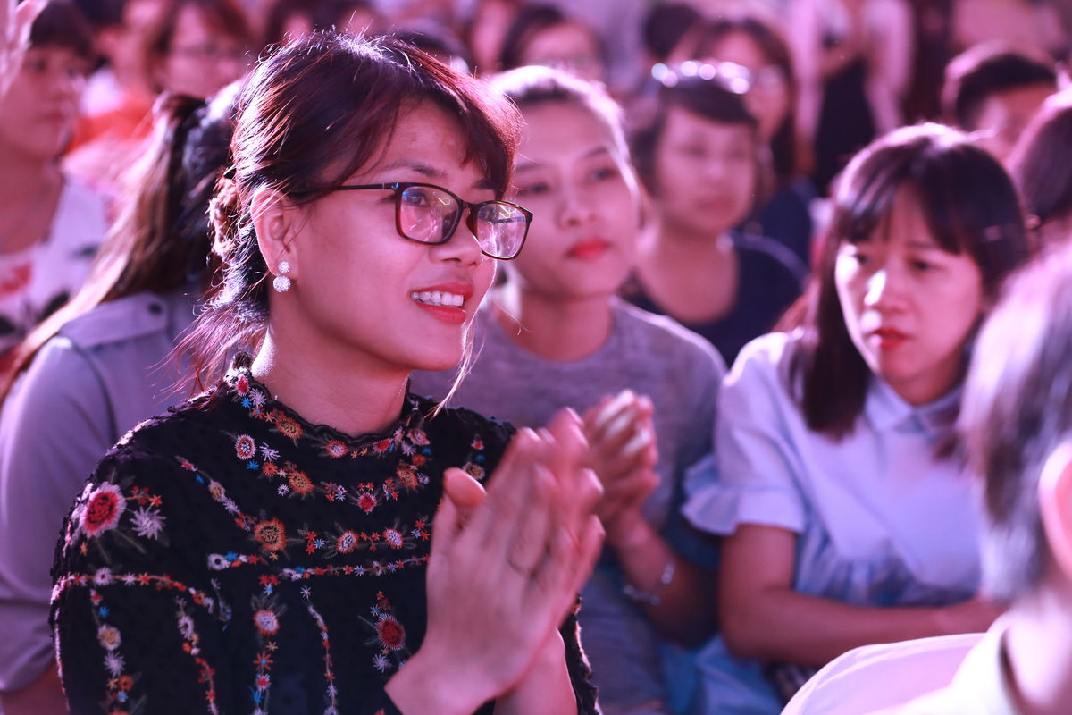 <p> Hầu hết chương trình ca nhạc do đơn vị chị Trịnh Thu Dinh (FPT IS ERP) đều có mặt để cổ vũ cho đồng nghiệp. Dù đã gần bước sang lứa tuổi U40 nhưng chị Dinh luôn giữ được vẻ tươi tắn, năng động và trẻ trung hơn tuổi thực rất nhiều. </p>