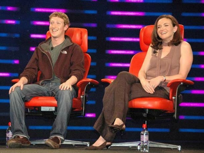 <p class="Normal"> <strong>6. Người phụ nữ đầu tiên trong ban điều hành Facebook</strong></p> <p class="Normal"> Năm 2012, Sheryl Sandberg trở thành người phụ nữ đầu tiên góp mặt vào thành phần lãnh đạo của Facebook.</p>