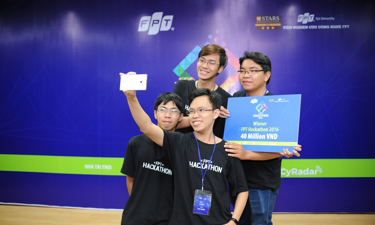 <p> Team FTS (thiếu thành viên Kim Quy) tự sướng với giải thưởng và logo cuộc thi. </p> <p> "Sau FPT Hackathon, nhóm FTS ai cũng bận với công việc chuyên môn và các sự kiện khác sắp diễn ra", anh Trung Nam chia sẻ.</p> <p>  </p>