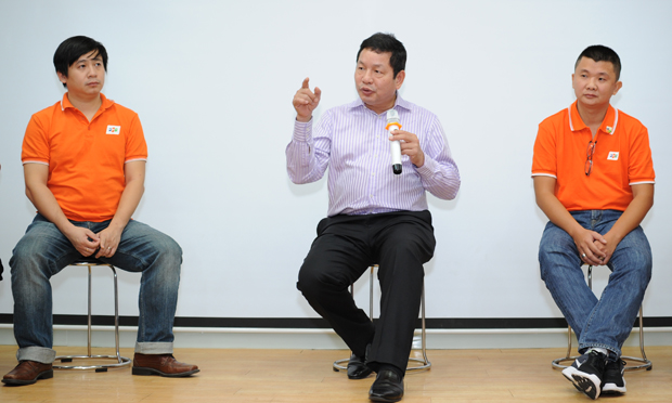 Anh Trương Gia Bình giải đáp những câu hỏi của các cán bộ công nghệ về những định hướng công nghệ của tập đoàn.