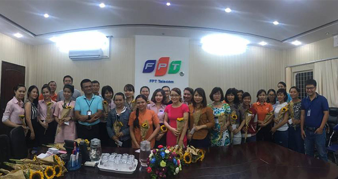 <p style="text-align:justify;"> PGĐ FPT Telecom vùng 4 Nguyễn Ngọc Khánh cũng tận tay trao tặng hoa cho chị em nhân ngày 20/10. Toàn thể CBNV còn tranh thủ chụp hình lưu niệm trước khi trở lại công việc bình thường.</p>