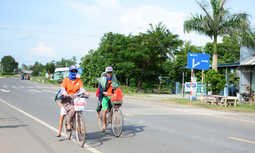 Dân Văn hóa FPT bán vé số ở Bình Thuận