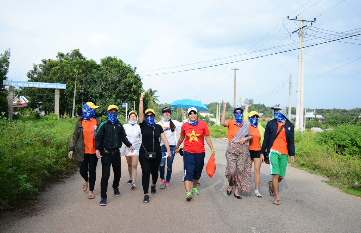 <p> Các thành viên trong đội Bao Dam buộc phải đi bộ một khoảng 7 km để ra đến đường lớn và chờ đón xe buýt di chuyển đến điểm đích, cách đó khoảng 20 km.</p>