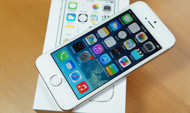 , iPhone 5s 16 GB vừa được FPT Shop giảm 700.000 đồng, từ 6,999 triệu đồng xuống còn 6,299 triệu đồng, cho những khách hàng đặt mua hàng online.