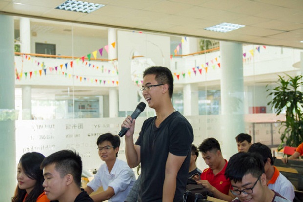 Sinh viên FPT hào hứng đặt câu hỏi và giãi bày những câu chuyện cá nhân với MC Phan Anh.