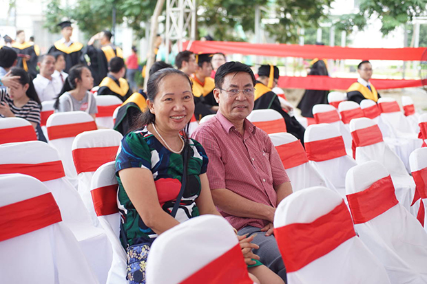Niềm hạnh phúc của bậc làm cha mẹ khi đến dự Lễ tốt nghiệp của cô con gái đang sống và làm việc tại Singapore.