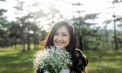 Hot girl FPT diện váy cưới trắng tinh