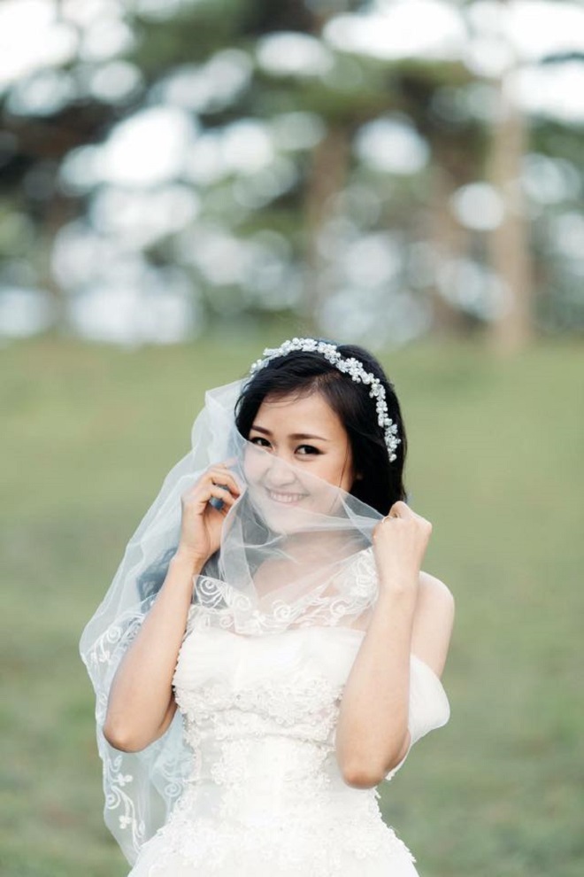 <p class="Normal"> Cô gái gốc Gia Lai khoe vẻ đẹp e ấp với váy cưới.</p>
