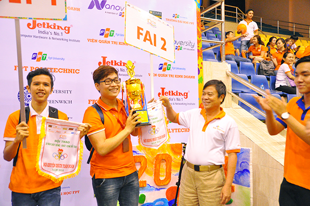 TS. Trần Ngọc Tuấn, Phó hiệu trưởng ĐH FPT trao cúp và lưu niệm giải Nhất toàn đoàn Hội thao cho FAI.