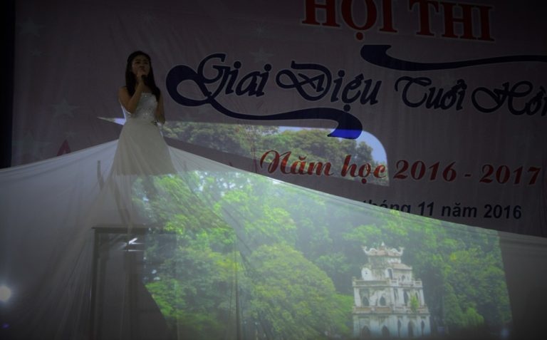 <p> Tiết mục đơn ca “Hello Việt Nam” khiến cả hội trường lặng đi vì hiệu ứng sân khấu tuyệt đẹp. Chiếc váy bỗng trở thành phông nền để tôn lên bức tranh về Hồ Gươm, tháp rùa một biểu tượng của Hà Nội nói riêng và Việt Nam nói chung.</p>