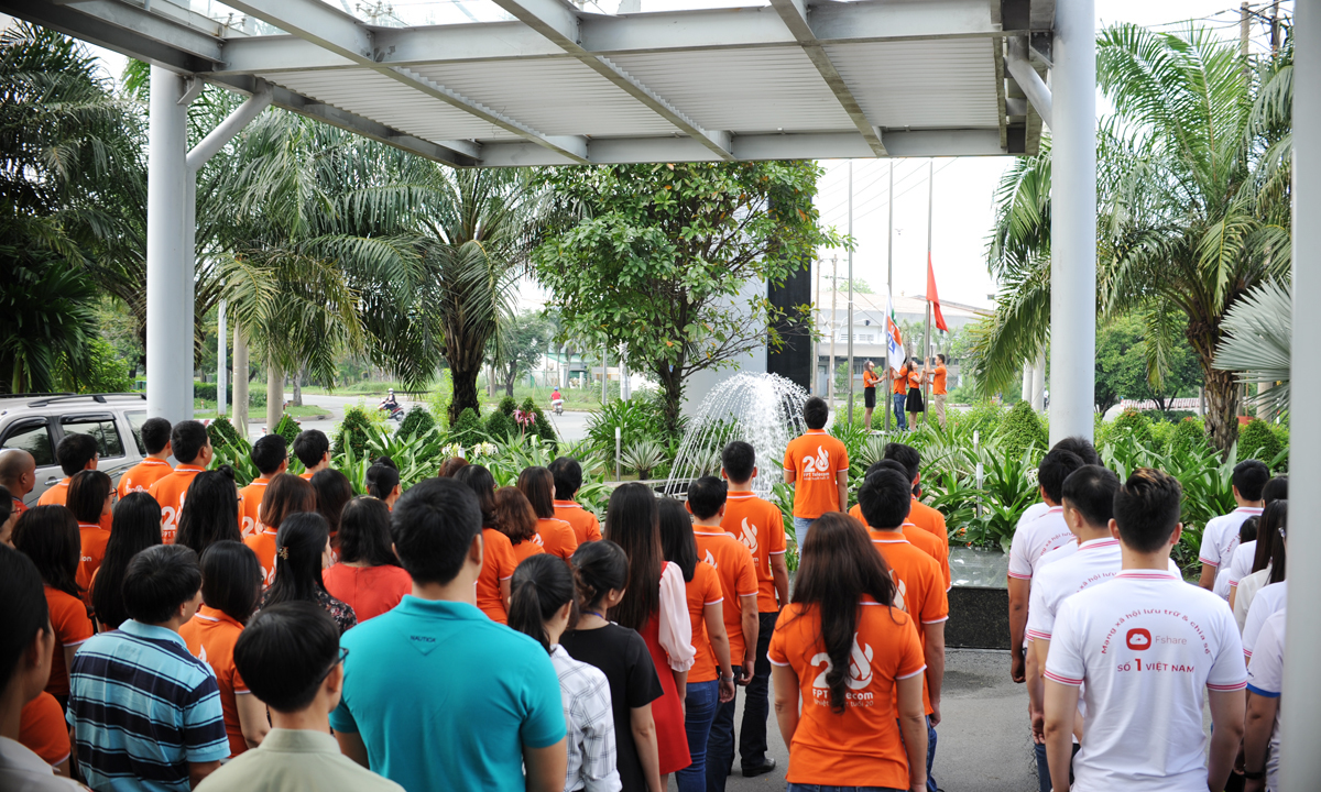 <p> 8h30 sáng nay (ngày 7/11), FPT Tân Thuận chào cờ định kỳ tháng 11. Chỉ hơn 100 CBNV tham dự, dù tòa nhà là nơi làm việc của gần 2.000 người từ các đơn vị thành viên: FHO HCM, FPT Telecom, FPT Trading, Sendo.vn.</p> <p> Lịch chào cờ được FPT HO và các đơn vị thành viên thông báo đến CBNV làm việc tại tòa nhà từ thứ Sáu tuần trước và từ 8h sáng, hệ thống loa của FPT Tân Thuận cũng nhắc nhiều lần.</p>