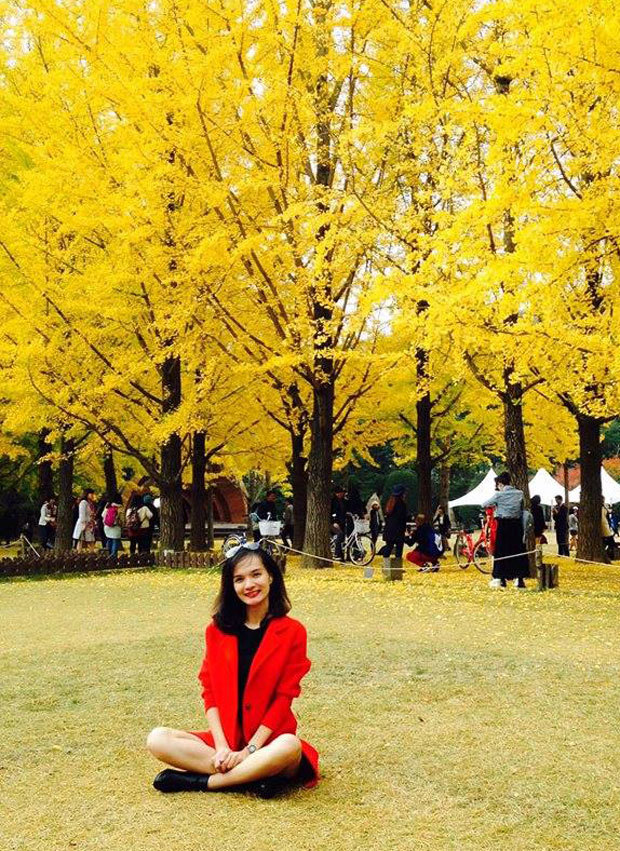<p class="Normal"> Trần Huyền Trang, cán bộ tuyển sinh FPT School, nổi bật với áo đỏ giữa rừng cây lá vàng. </p>