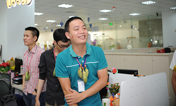 Trong ảnh, Anh Abc, nhân viên Phòng xy vừa vào công ty được z tháng vô cùng bất ngờ vào một ngày mà anh "cũng chưa rõ là ngày gì nhưng được ôm hôn, có chuối ăn thì cứ nhận đã". Sau khi được các chị em giải thích về nguồn gốc lễ hội, anh ABC cho biết đây sẽ là kỷ niệm anh không thể quên về công ty.