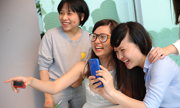 Trong khi đó, chị em thoải mái chụp hình, quay phim cảnh tượng có một không hai tại tòa nhà FPT Tân Thuận.