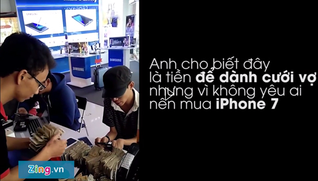 Anh Phong sử dụng gần 22 triệu đồng tiền lẻ để mua iPhone 7 chính hãng tại FPT Shop. Ảnh cắt từ clip.