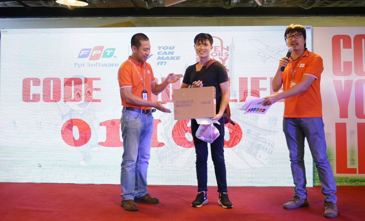 <p> GĐ FPT Software HCM Nguyễn Đức Quỳnh trao phần thưởng cho sinh viên may mắn.</p>
