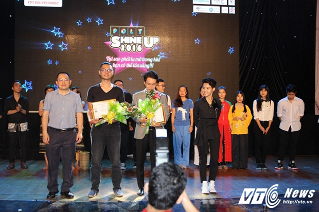 Ca sĩ, nhạc sĩ Vũ Cát Tường cùng ông Nguyễn Xuân Phong – Giám đốc Khối đào tạo Cao đẳng (FPT Polytechnic) trao tặng bằng khen, hoa và phần thưởng cho 2 tiết mục đạt giải Nhì.