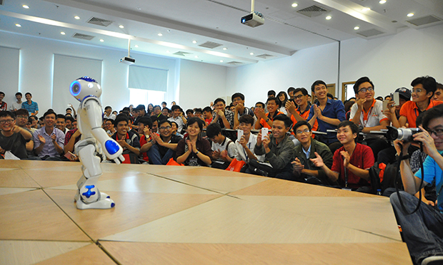 Phần tự giới thiệu bản thân của robot NAO bằng tiếng Việt chuẩn và mạch lạc khiến các sinh viên tham gia hội thảo thích thú.