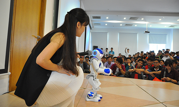 Chị Hoàng Sa đến từ Softbank, công ty sáng chế robot NAO là người giao tiếp dễ dàng nhất với NAO trong hội thảo. Chị có thể nói chuyện với NAO bằng cả tiếng Việt và Anh.