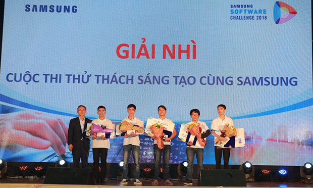 Nguyễn Ngọc Trung (bìa phải) nhận giải thưởng của cuộc thi.