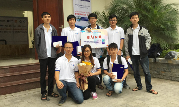 Nguyễn Ngọc Trung cùng các bạn sinh viên ĐH FPT giảnh giải cao tại cuộc thi.