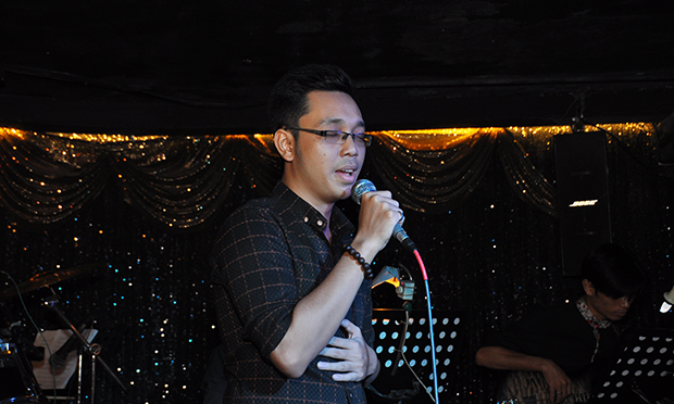 Hải Tâm, ca sĩ quen thuộc của Đoàn văn công FPT mở đầu đêm nhạc với "Bức thư tình đầu tiên", một sáng tác thuộc nhóm bài "lên đồng" của nhạc sĩ Đỗ Bảo và được coi là chuẩn mực lãng mạn của những năm 2000.