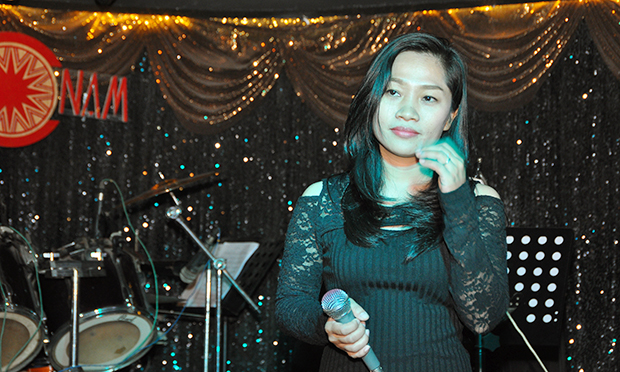 Chị Tuyết Trinh, "bà bầu" nổi tiếng của Khối giáo dục FPT, người đứng sau những tiết mục đình đám của ĐH FPT mỗi mùa Hội diễn trở nên trầm lắng lạ trong ca khúc "Sắc màu" của nhạc sĩ Trần Tiến. Chị Trinh cho biết
