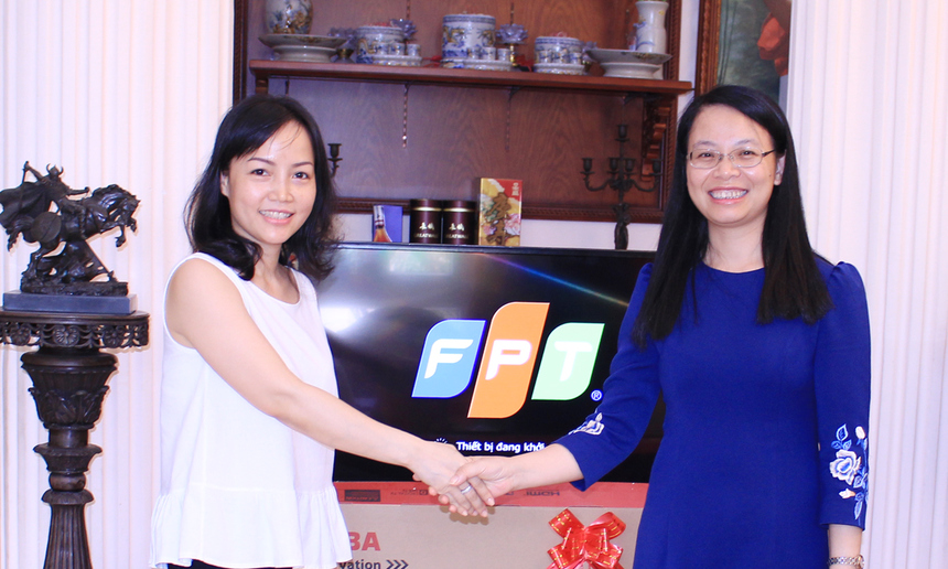 <p class="Normal"> Chủ tịch FPT Telecom Chu Thanh Hà chia sẻ, khởi nguồn từ Trung tâm Dịch vụ Trực tuyến cùng mạng Intranet đầu tiên của Việt Nam mang tên “Trí tuệ Việt Nam - TTVN”, sản phẩm được coi là đặt nền móng cho sự phát triển của Internet tại Việt Nam, sau gần 20 năm hoạt động, đến nay FPT Telecom đã có hàng triệu khách hàng trên toàn quốc cùng nhiều dịch vụ sản phẩm mới với những cải tiến vượt bậc.</p> <p class="Normal"> “Thành công hiện tại của công ty chính là từ sự tin tưởng, yêu mến và ủng hộ của khách hàng, trong đó có gia đình anh Trường. Chúng tôi luôn mong muốn tiếp tục được đón nhận và lắng nghe nhiều hơn nữa sự chia sẻ cũng như ủng hộ của khách hàng để FPT Telecom ngày càng hoàn thiện”, chị Hà bày tỏ.</p>